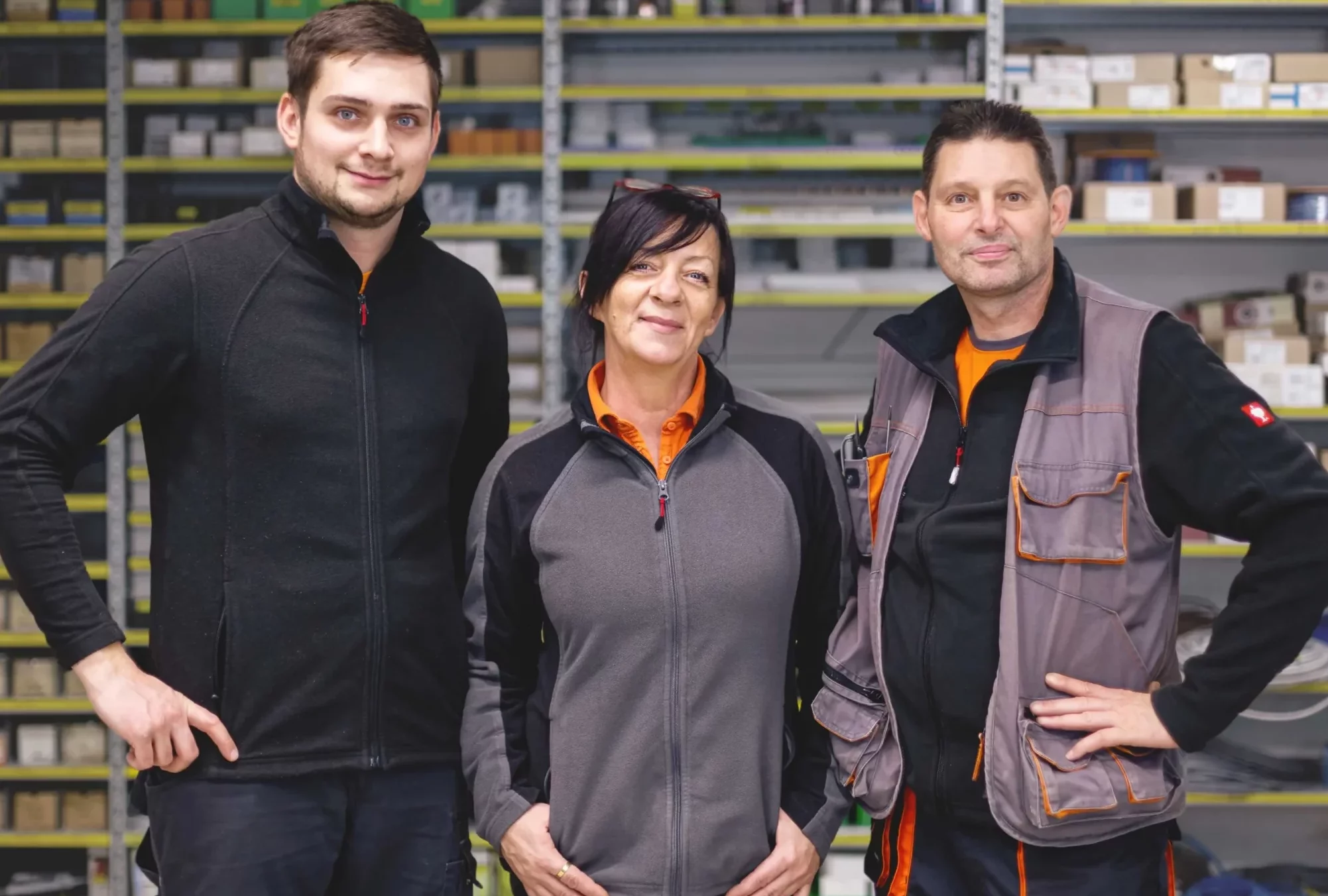 Freundliches Gruppenbild des ZENZ Teams Werner, Dorotha und Richard nebeneinander.