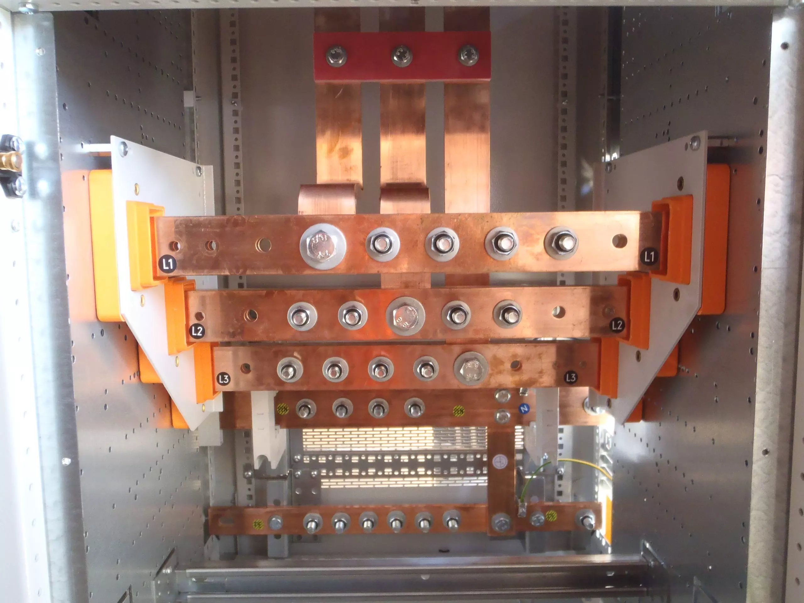 Bild zeigt ein Kupfersystem in einem NSHV Verteiler