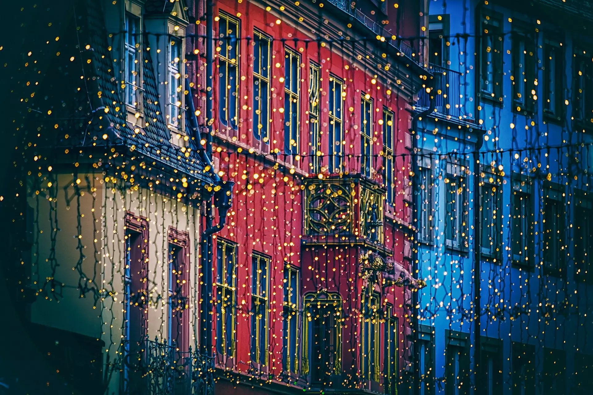 Bild Zeigt Weihnachtsbeleuchtung mit Gebäuden im Hintergrund