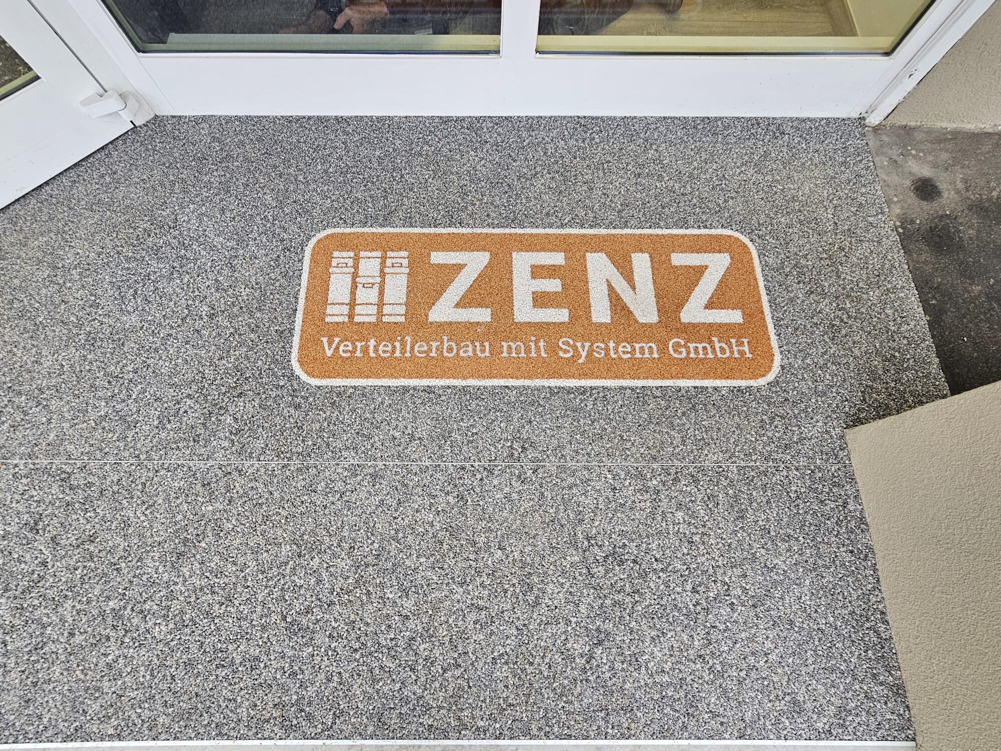 Zenz Verteilerbau LOGO im Eingangsbereich unserer neuen Firma