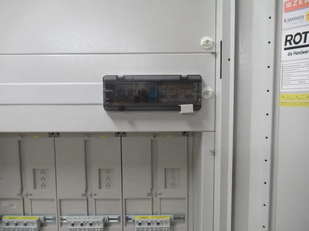 Das Bild zeigt einen Elektroverteiler mit zusätzlicher Abdeckkappe