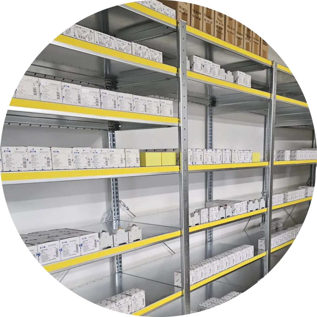 Bild zeigt Schwerlastregale mit ordentlich sortiertem Material.