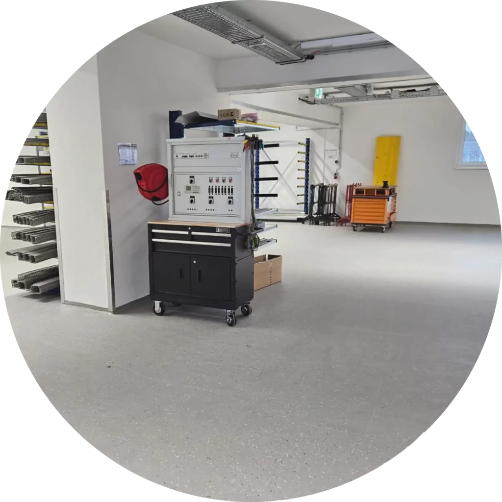 Bild zeigt die Innenraum der Werkstatt mit viel Platz zum Arbeiten.